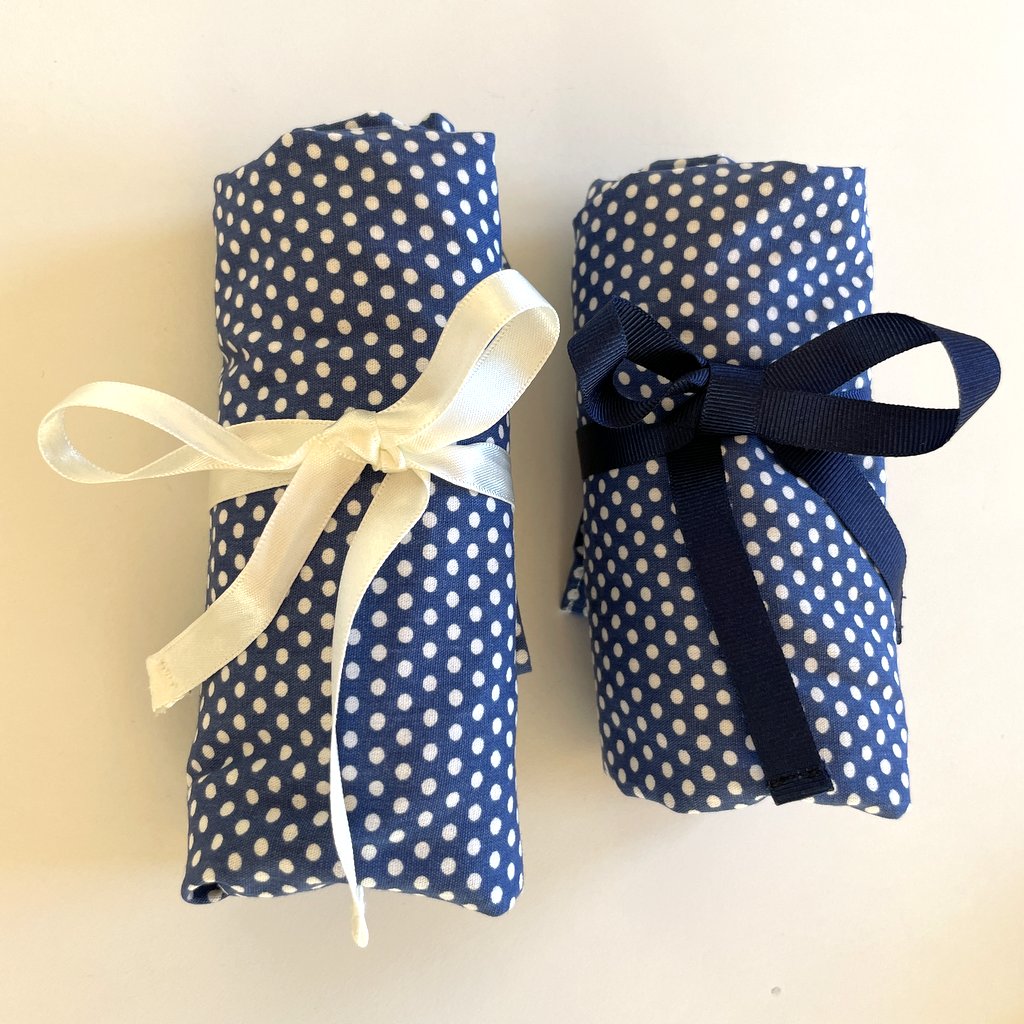 Blåvitprickiga ihoprullade tygkasar Dressbakery Blåvitprickiga ihoprullade tygkasar Dressbakery