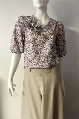 Malva blommig blus, Sandstorm, beige yxkjol, On demand by Dressbakery