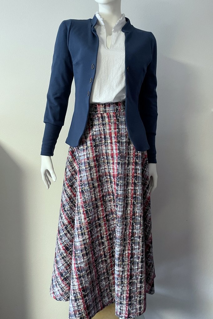 Magnolia, blå trikåkavaj, Lilja, vit blus, Holiday rutig kjol, on demand by Dressbakery Magnolia, blå trikåkavaj, Lilja, vit blus, Holiday rutig kjol, on demand by Dressbakery