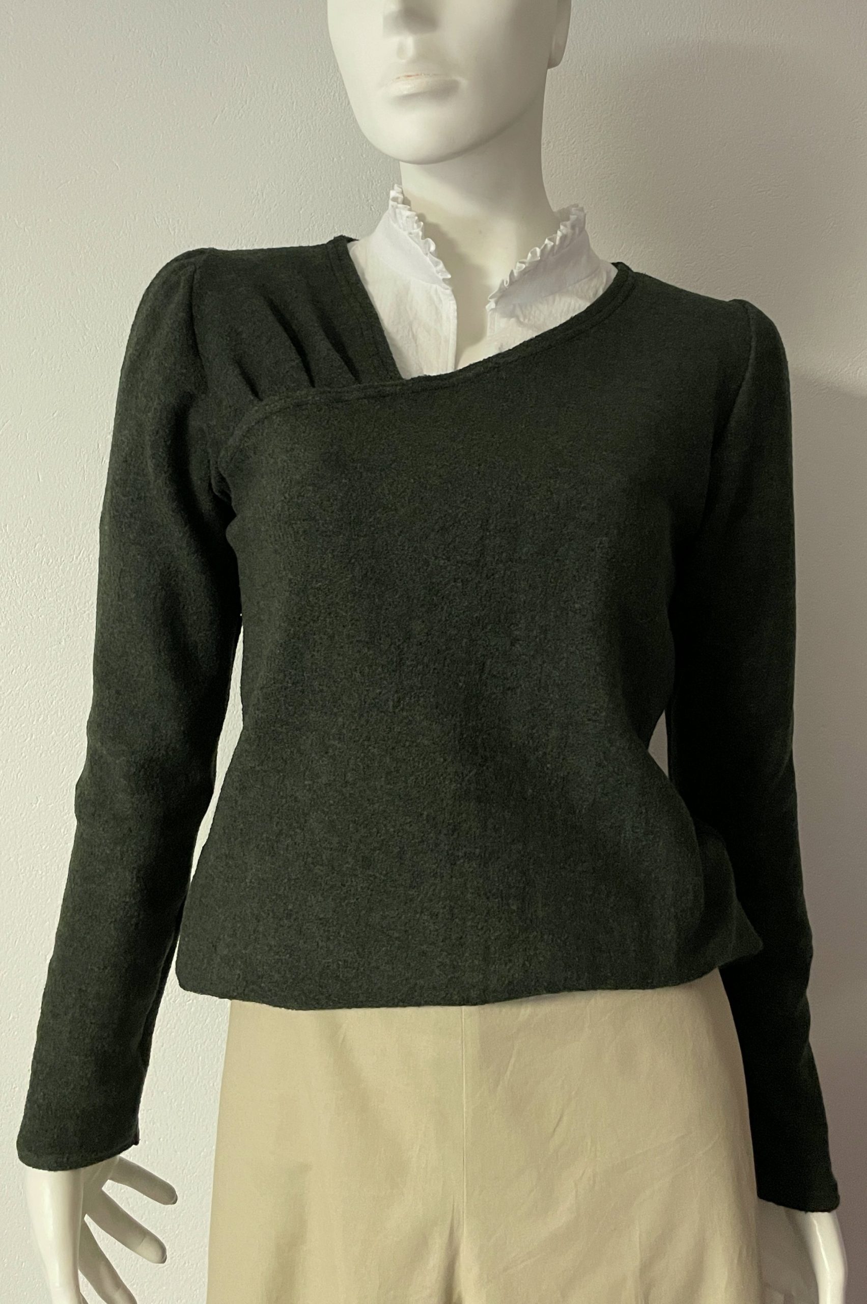 Mynta, grön ulltröja, Lilja, vit blus, Sandstorm, beige byxkjol, On demand by Dressbakery