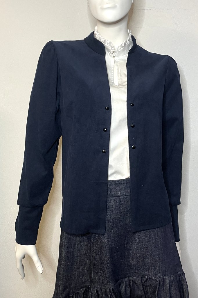 Midnattsljus marinblå skjortjacka, Stjärnöga, vit bomullsblus, Björnbärsbiskvi, jeanskjol,Dressbakery Midnattsljus marinblå skjortjacka, Stjärnöga, vit bomullsblus, Björnbärsbiskvi, jeanskjol,Dressbakery