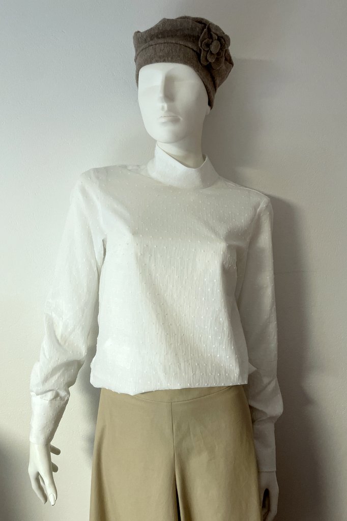 Snöklocka, brunmelerad ullmössa, Snödroppe, vit blus, Sandstorm. beige byxkjol, on demand by Dressbakery Snöklocka, brunmelerad ullmössa, Snödroppe, vit blus, Sandstorm. beige byxkjol, on demand by Dressbakery