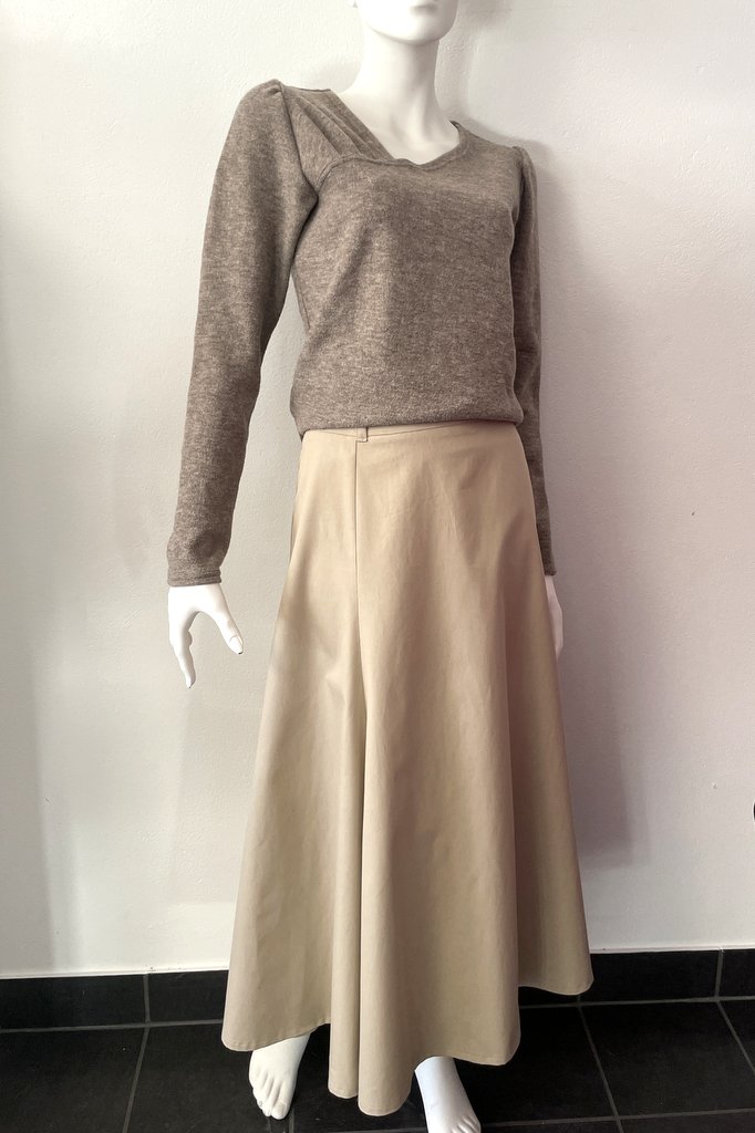 Kaffelatte brun ulltröja, Virvelvind, beige maxikjol, on demand by Dressbakery Kaffelatte brun ulltröja, Virvelvind, beige maxikjol, on demand by Dressbakery