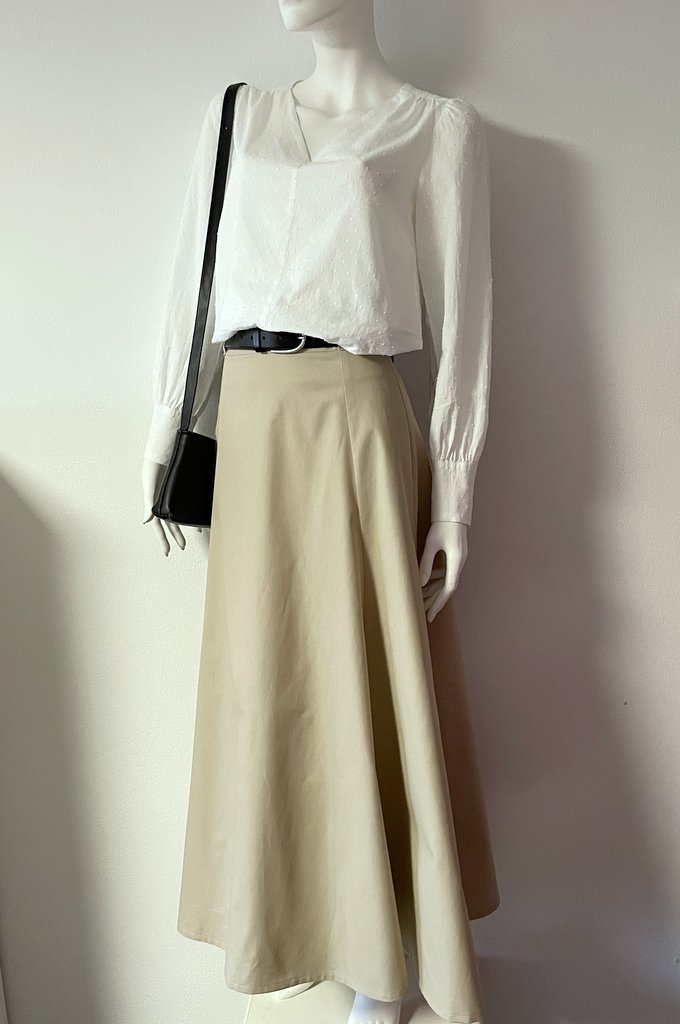 Lilly vit blus, Virvelvind, beige maxikjol, on demand by Dressbakery