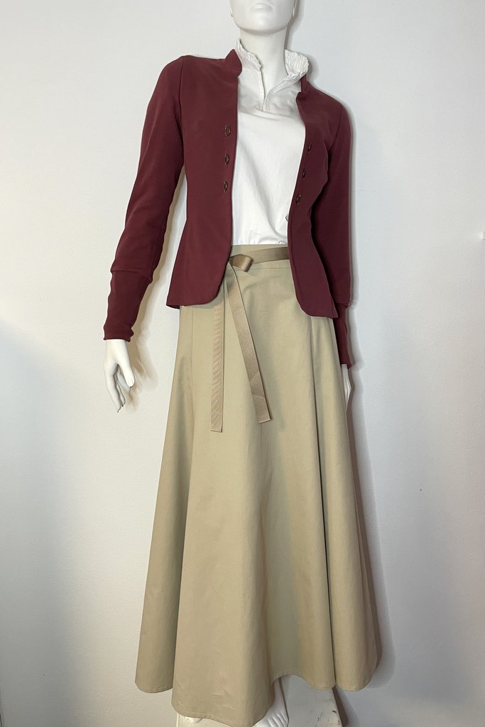 Magnolia, vinröd trikåkavaj, Stjärnöga, vit blus, Virvelvind, beige maxikjol, on demand by Dressbakery Magnolia, vinröd trikåkavaj, Stjärnöga, vit blus, Virvelvind, beige maxikjol, on demand by Dressbakery