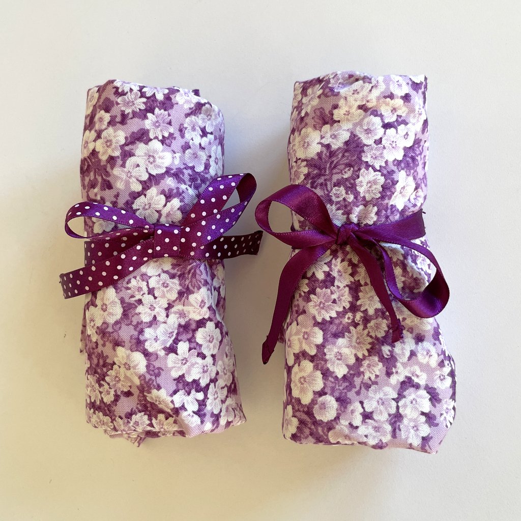 Lilablommiga ihoprullade tygpåsar Dressbakery Lilablommiga ihoprullade tygpåsar Dressbakery