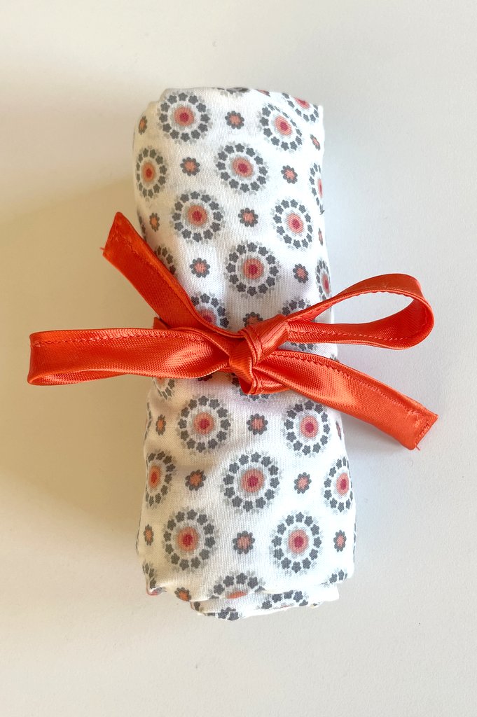 Prickig ihoprullad tygkasse med orange knytband, Dressbakery Prickig ihoprullad tygkasse med orange knytband, Dressbakery