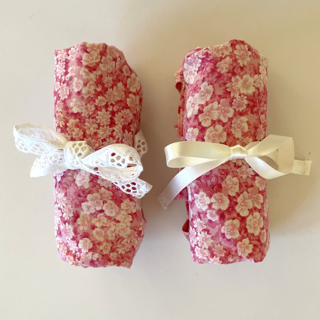 Rosablommiga ihoprullade tygpåsar Dressbakery Rosablommiga ihoprullade tygpåsar Dressbakery