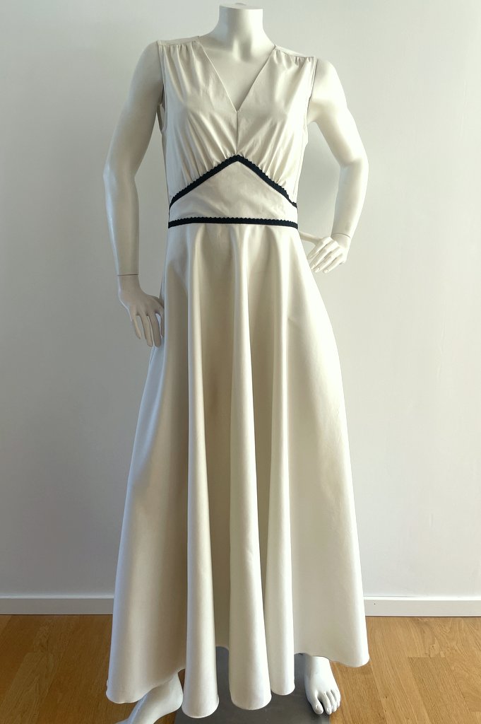 Gräddnougat, ljusbeige maxiklänning med svarta detaljer, On demand by Dressbakery