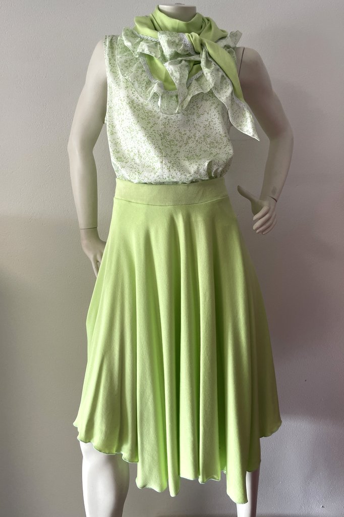 Liljekonvalj, grön sjal, Orkidé, lövmönstrad ärmlös blus, Murgröna, grön trikåkjol, Dressbakery